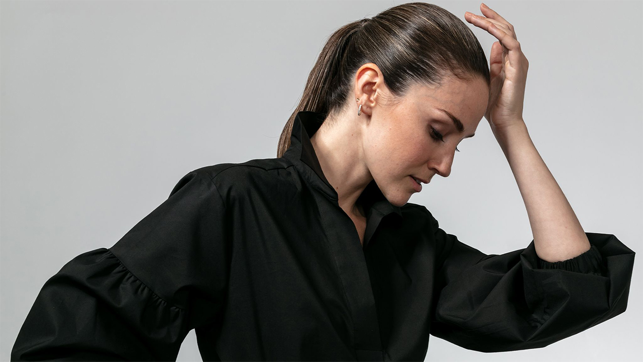 woman wearing black shirt