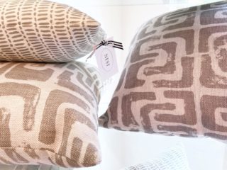 Throw pillows are an easy and affordable way to freshen up your home without a whole lot of commitment...perfect for our busy lives! ​​​​​​​​ ​​​​​​​​ ​​​​​​​​ #nest #nestatfearringtonvillage #gift #home #celebration #hostessgift #homedecor #decor #interiordesign #pillow #pillowparty #giftidea #delightful #unusual #unique #fearrington #fearringtonnc #fearringtonvillage #fearringtonbehindthescenes @fearrington_house