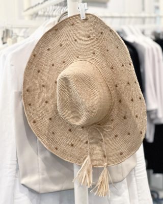 A classic sun hat for your Sunday ​​​​​​​​ ​​​​​​​​ ​​​​​​​​ #dovecote #dovecotestyle #accessories #accessorize #style #fashion #withatwist #unique #inimitable #paris #chic #stylish #stylist #styleit #classic #timeless #modern #fun #funwithfashion #fearrington #fearringtonnc #fearringtonvillage @fearrington_house