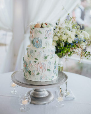 When your wedding cake is a work of art...​​​​​​​​
​​​​​​​​
​​​​​​​​
Photo: @michelleelysephoto ​​​​​​​​
​​​​​​​​
​​​​​​​​
#wedding #weddingday #weddinginspo #weddinginspiration #weddingcake #cake #workofart #customcake #cakedecoration #cakedecorator #cakeart #macaron #elegant #classic #timeless #beauty #pretty #tasty #fearrington #fearringtonweddings #fearringtonevents @fearrington_house @relaischateaux